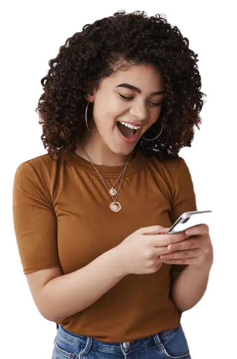 mulher alegre usando smartphone
